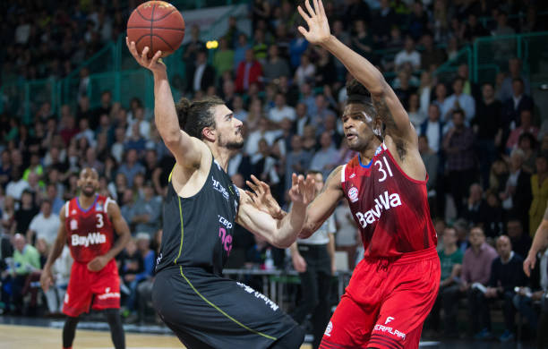 额上做出了 额上做出了