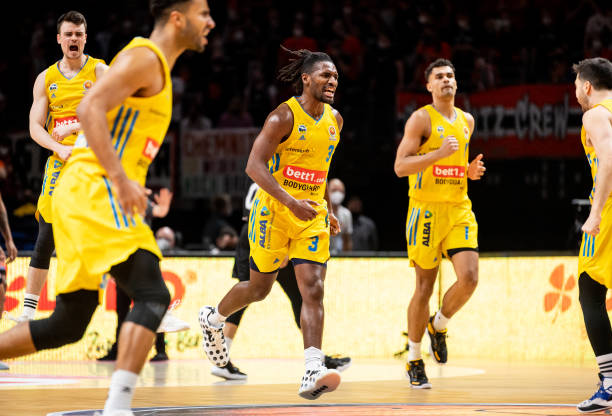 后防球员往 后防球员往